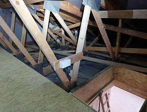 Zateplení stropu rodinného domu pomocí foukané izolace